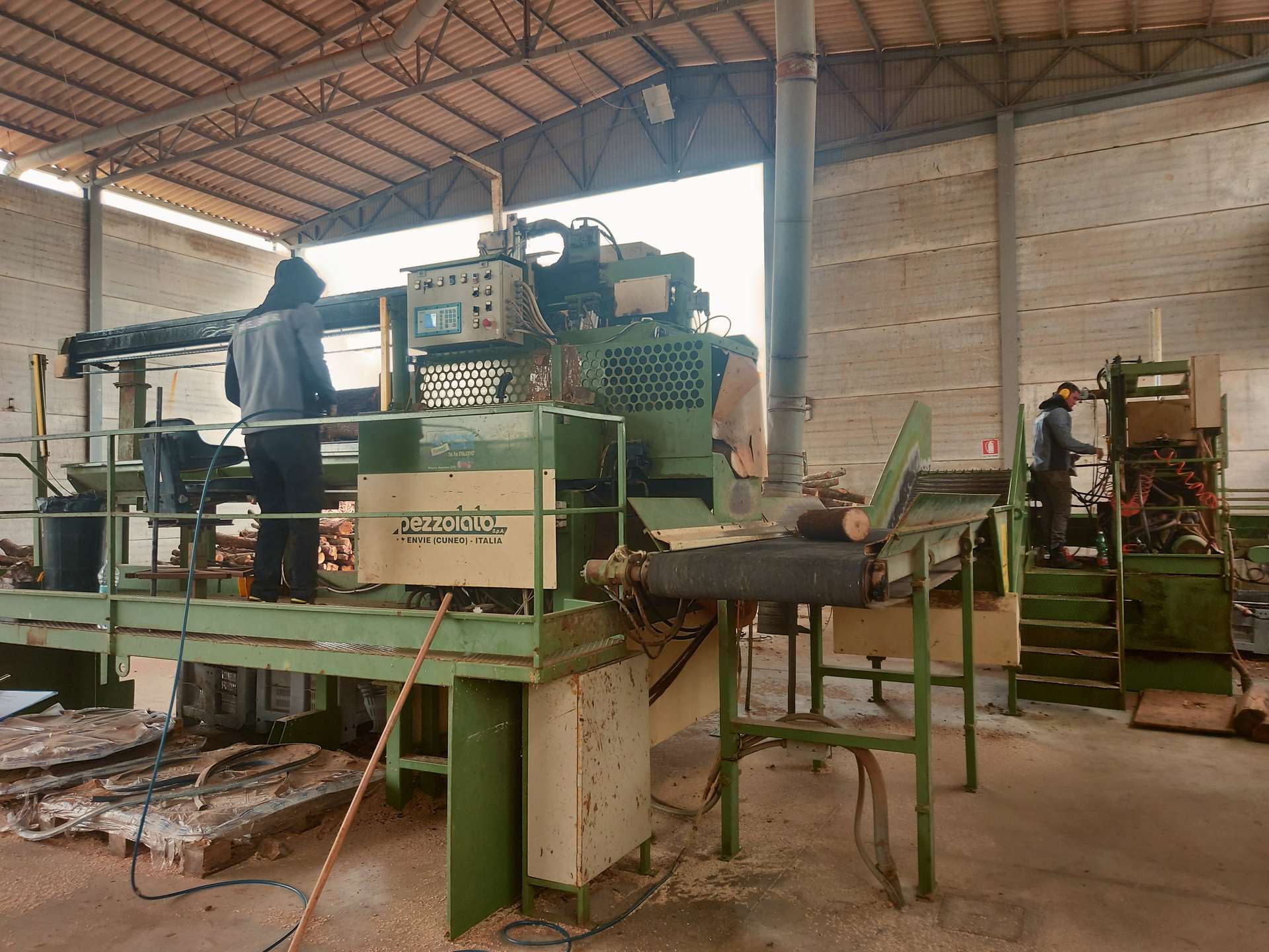 Prima lavorazione del legno nella segheria Barili