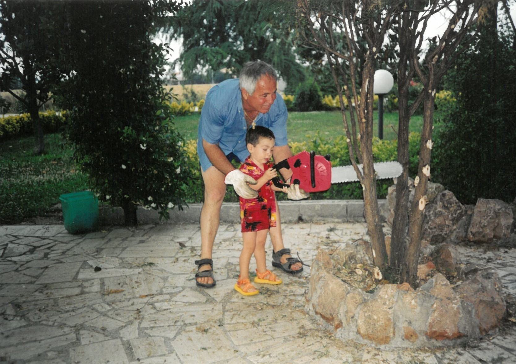 Federico Barili da bambino con il nonno